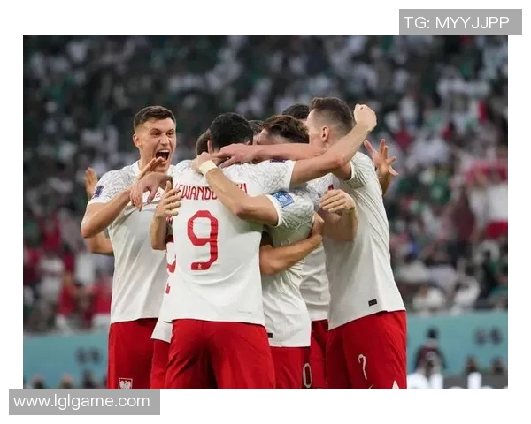 足球巨星齐聚一堂经典合照 展现足坛辉煌瞬间与荣耀时刻